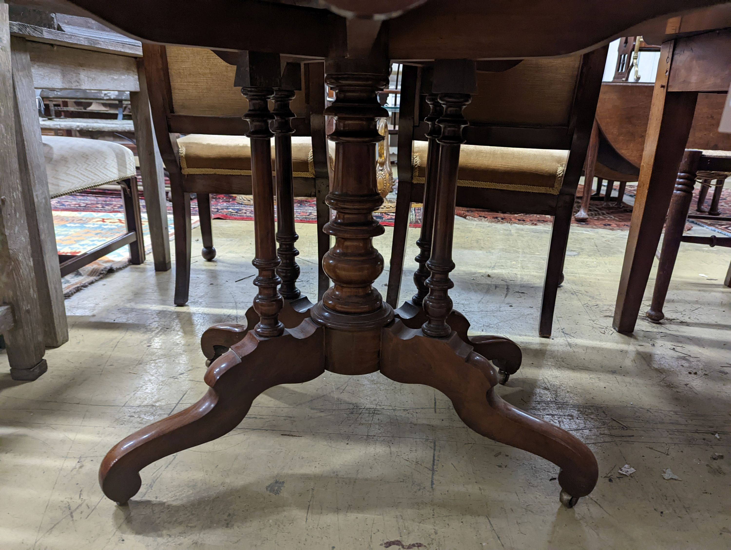 A Victorian figured walnut oval Sutherland table, width 100cm, length 118cm extended, height 72cm